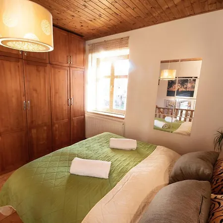 With Private Hot Tub And Garden Apartment *